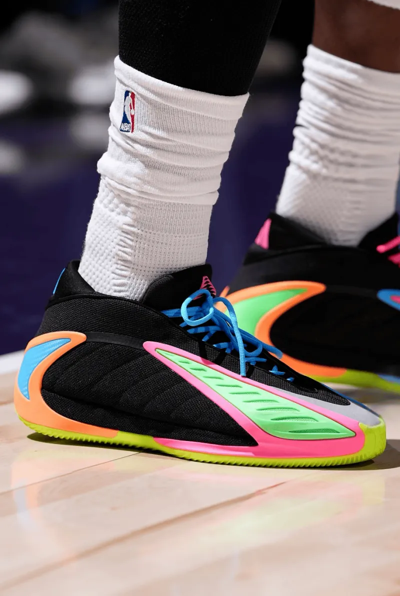 爱德华兹穿着彩色AE2，空砍36分2篮板5助攻1抢断